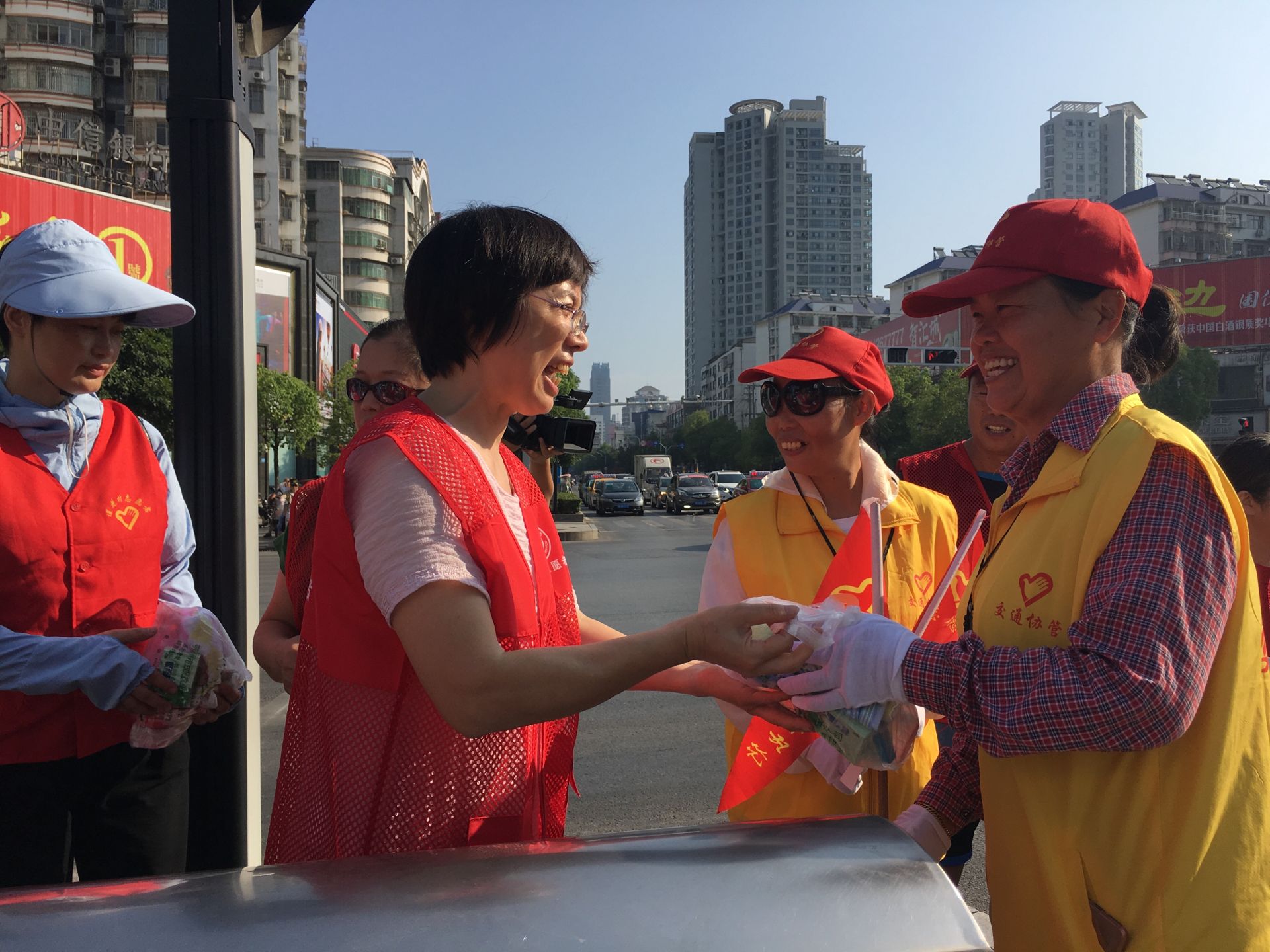 鄂城区凤凰街道妇联：夏日送清凉 关怀暖人心-各级动态-鄂州妇女网